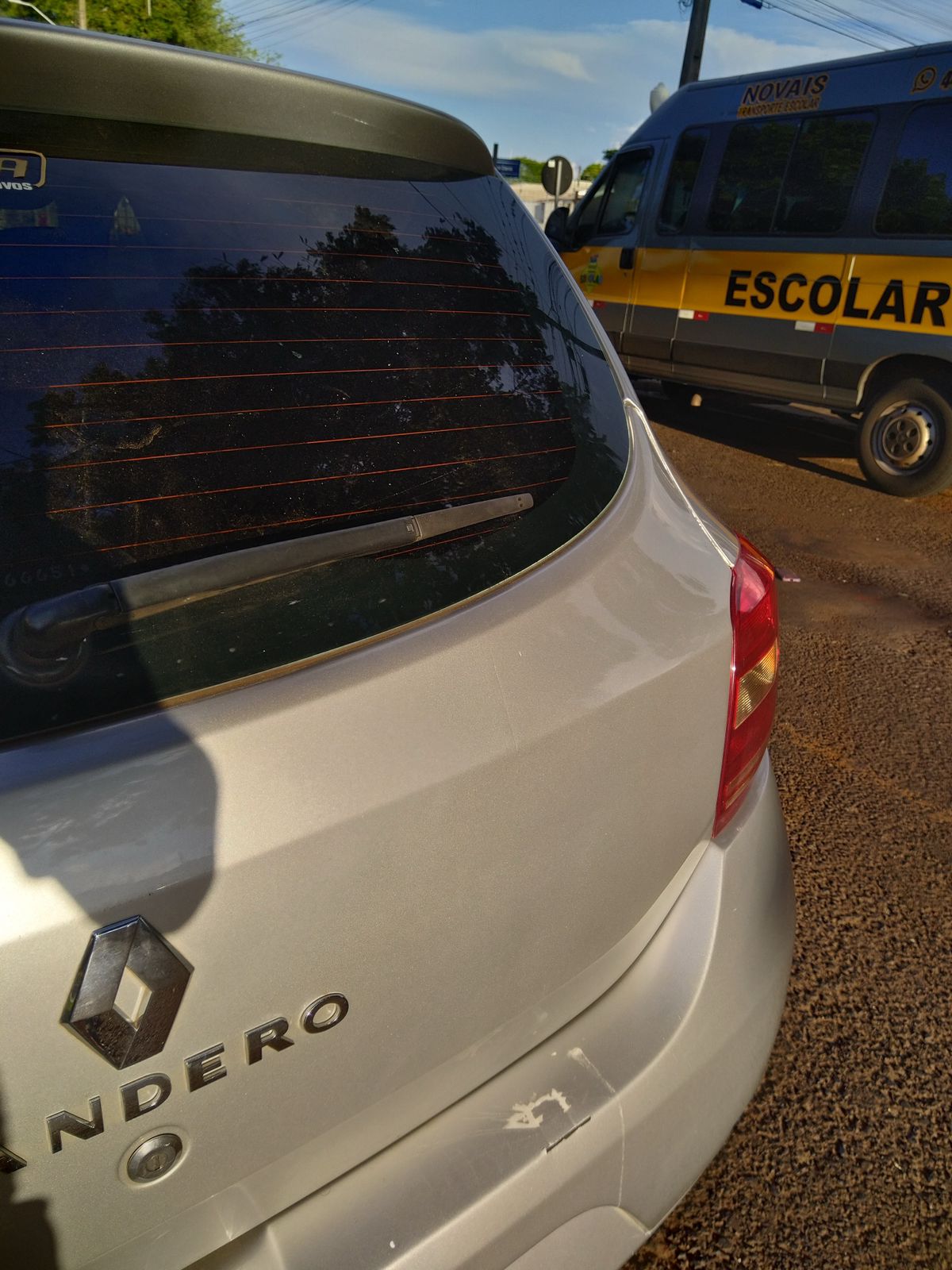 Depois: Sandero amassado na tampa